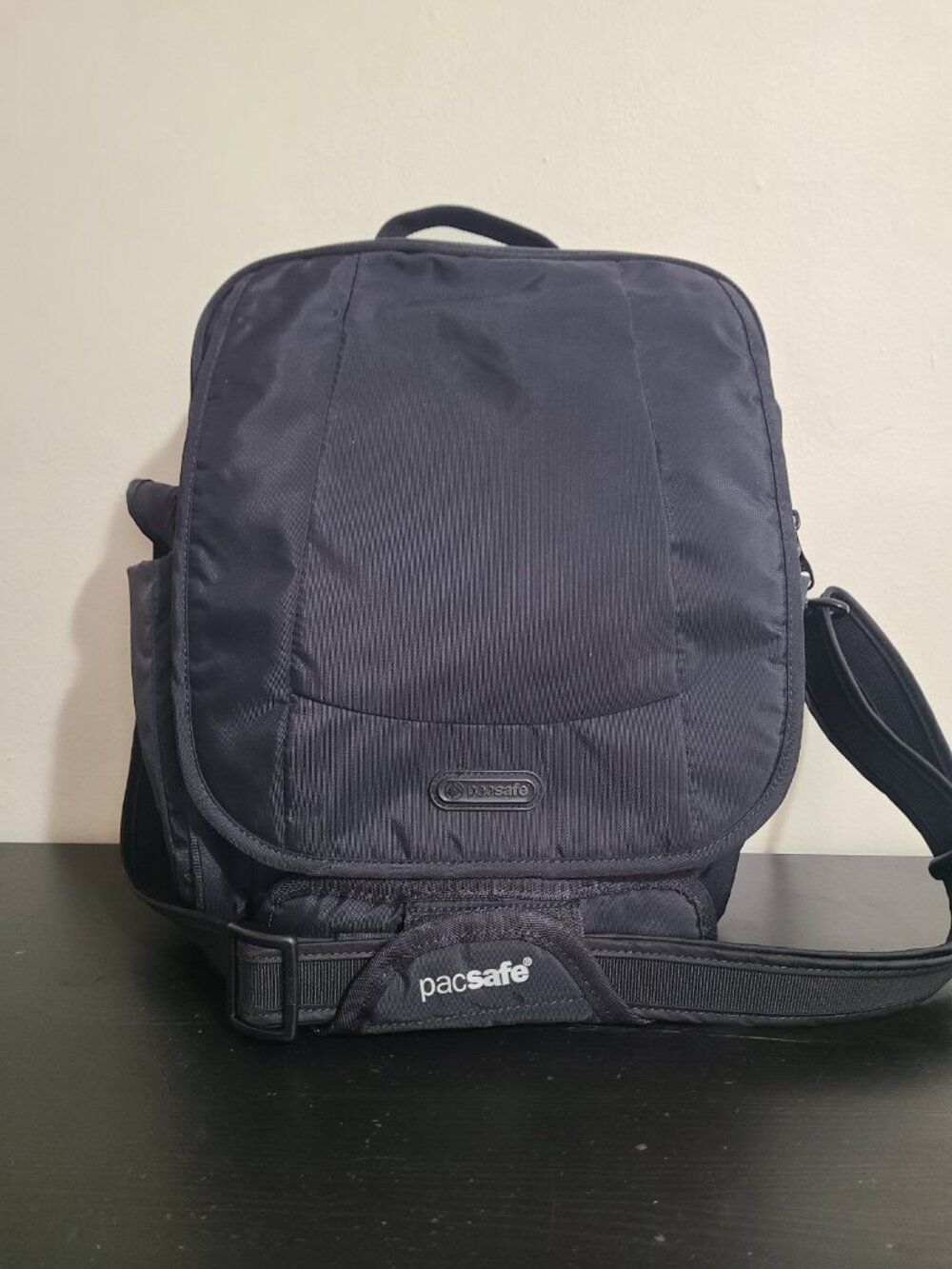 PacSafe Metro 300 GII Anti Theft RFID Shoulder Travel Bag Unisex Nylon